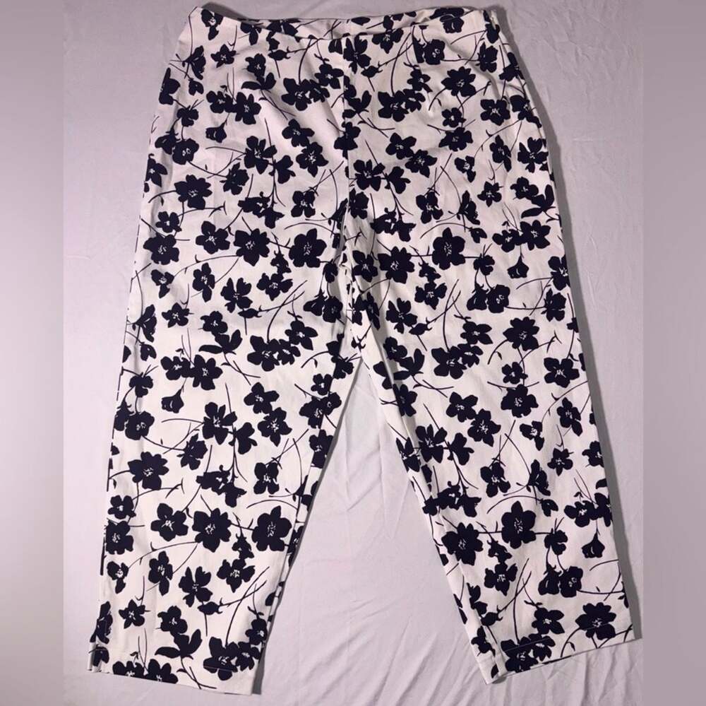 St Johns Bay Capri Pants Women 14 White Black Floral Cotton Stretch Ankle Crop